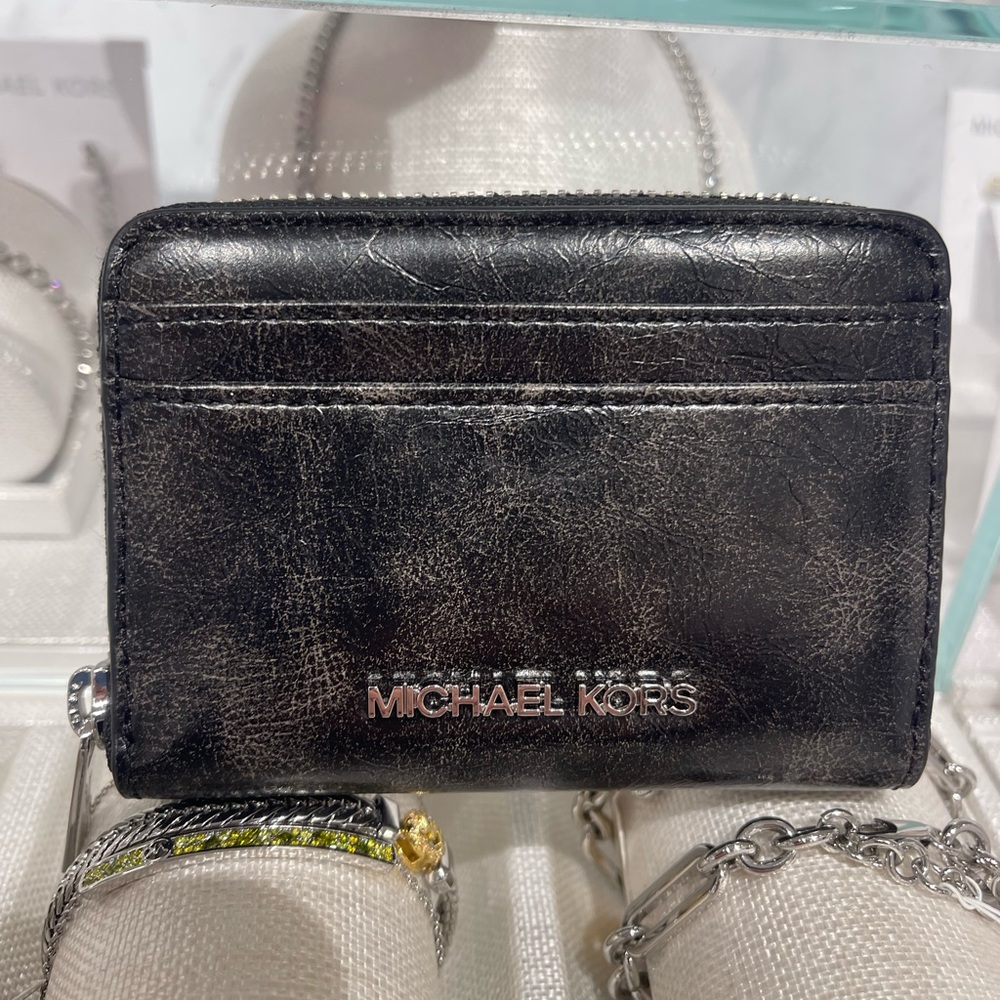 MICHAEL KORS Jet Set Medium Distressed Zip Around Card Case
Black
NWT - Picture 12 of 16